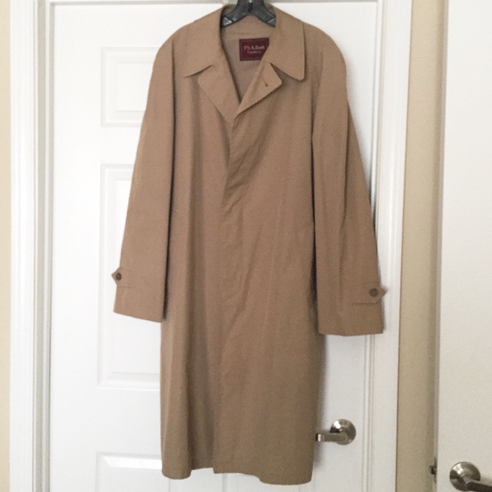 Like New! Men’s khaki trench coat! Easy clean!
